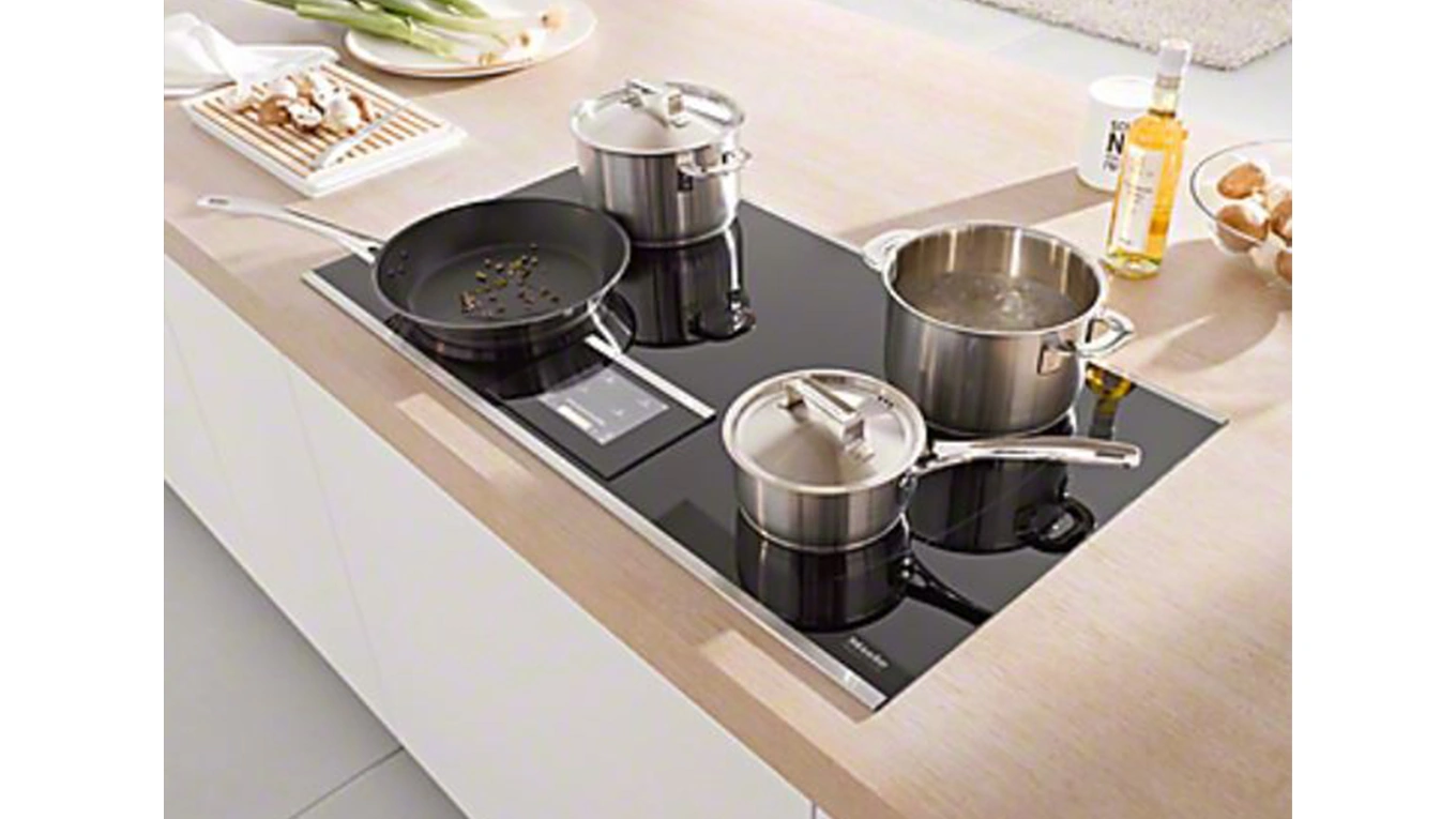 miele all steel topfset vierteilig vierteiliges miele all steel topfset auf einem Induktionskochfeld in einer Küche