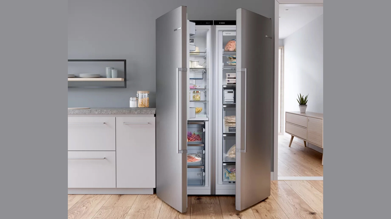 Europäischer Side by Side Kühlschrank von Bosch europäischer kühlschrank mit side by side von bosch in silber mit halb geöffneten türen in einer beispielküche