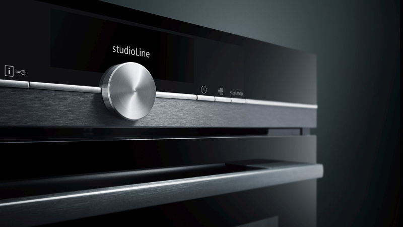 Siemens studioLine Black steel black steel Bedienleiste an einem siemens studioline backofen von der seite