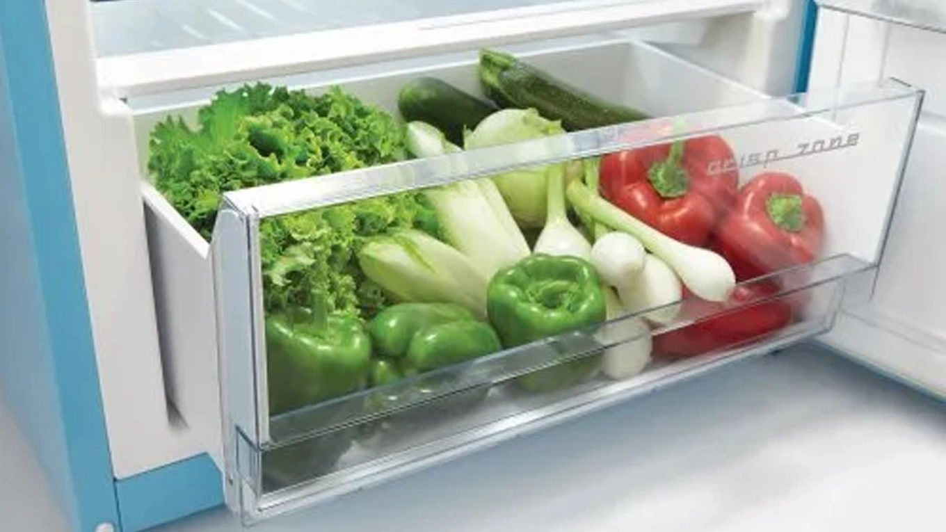 Gorenje Kühlschrank mit Crisp Zone Detailaufnahme von der Crisp Zone Obst und Gemüse Schublade mit Lebensmitteln in einem Gorenje Kühlschrank