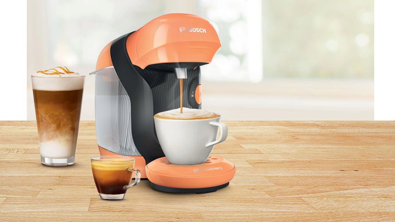 Bosch Tassimo Kapselmaschine in orange mit Beispiel Kaffee in Latte Macchiato Glas Cappucchino und Espresso