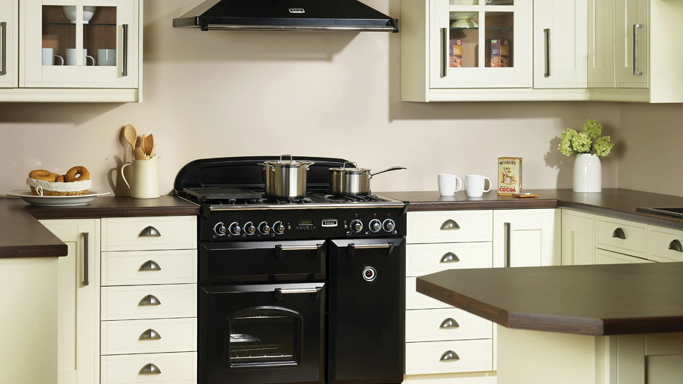 falcon classic dunstabzugshaube schwarz mit passendem range cooker in einer creme weißen Landhausküche