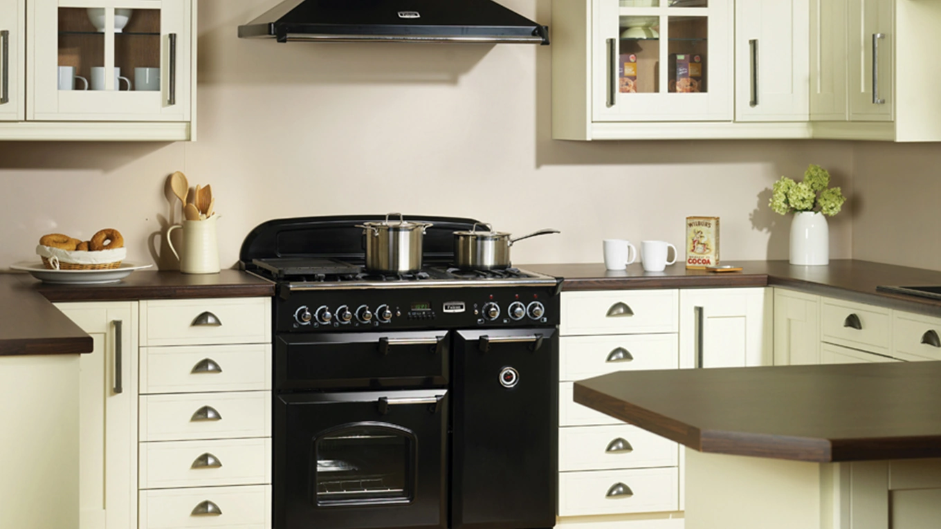 Falcon Classic Dunstabzugshaube falcon classic dunstabzugshaube schwarz mit passendem range cooker in einer creme weißen Landhausküche