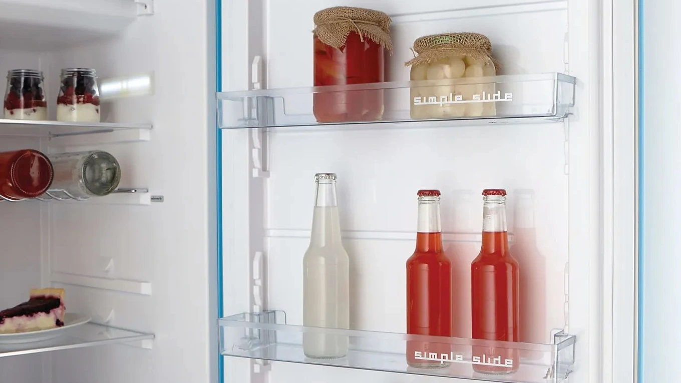 Gefüllter gorenje kühlschrank mit simple side ablage in der Kühlschranktür
