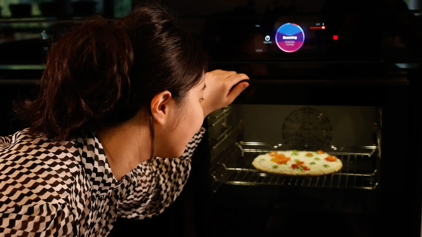 frau beobachtet garen im bosch backofen