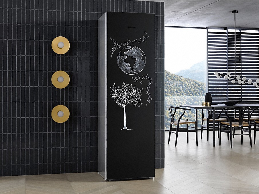 Miele Energieeffzienz Kühlschrank mit weißer erde und baum bemalte kreide kühlschrankfront beim miele blackboard stand-kühlschrank in einer offenen wohnküche