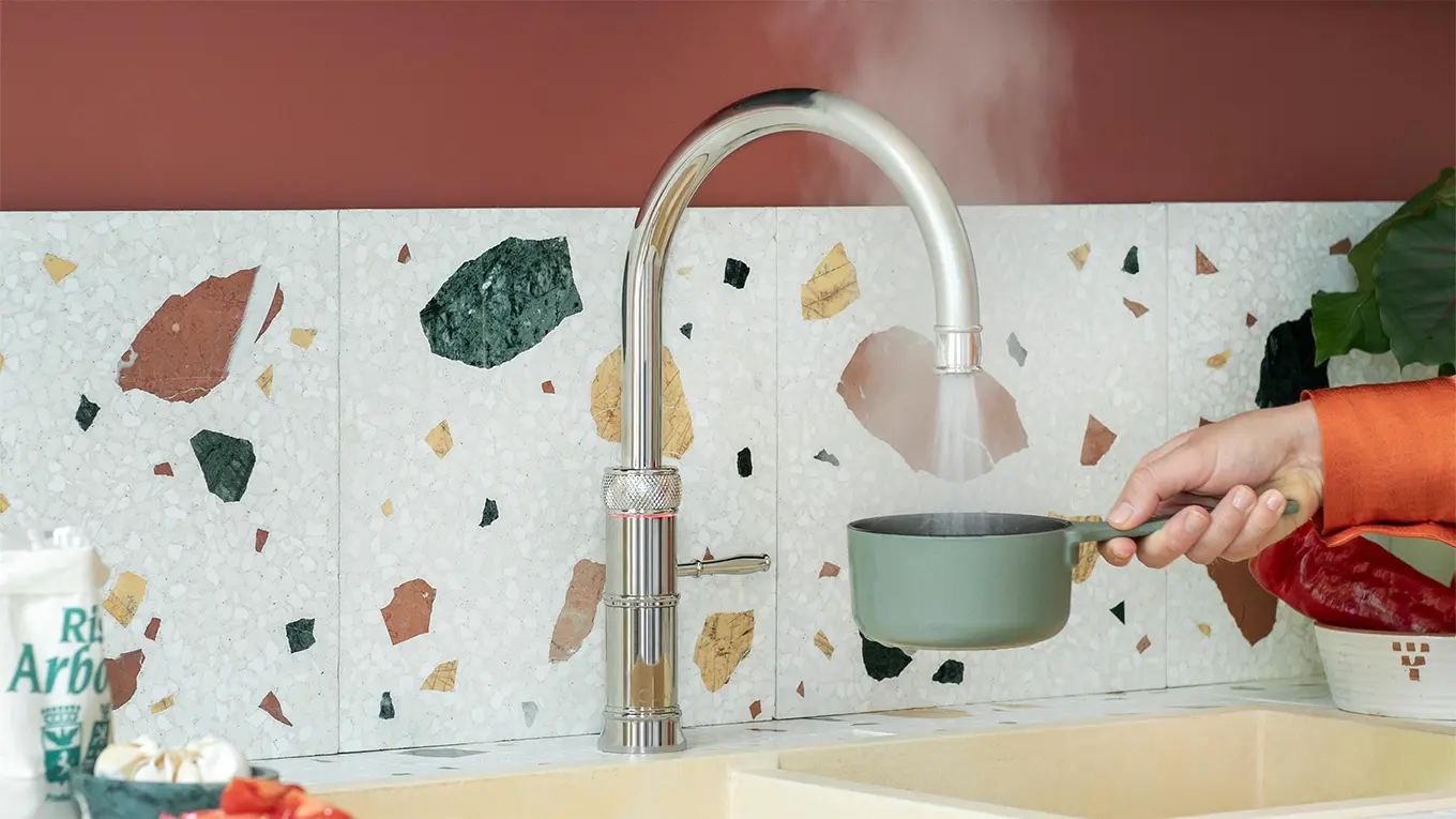 kochend heißes wasser aus dem quooker classic wasserhahn in nickel