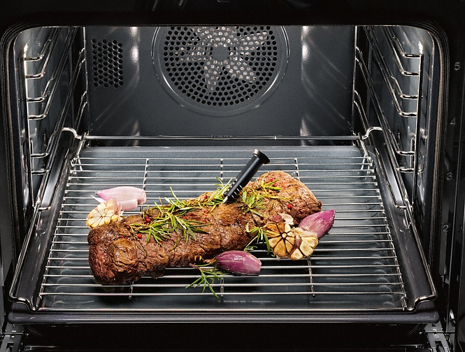 Miele Speisenthermometer kabellos kabelloses speisenthermometer von miele in einem stück fleisch auf einem rost im backofen