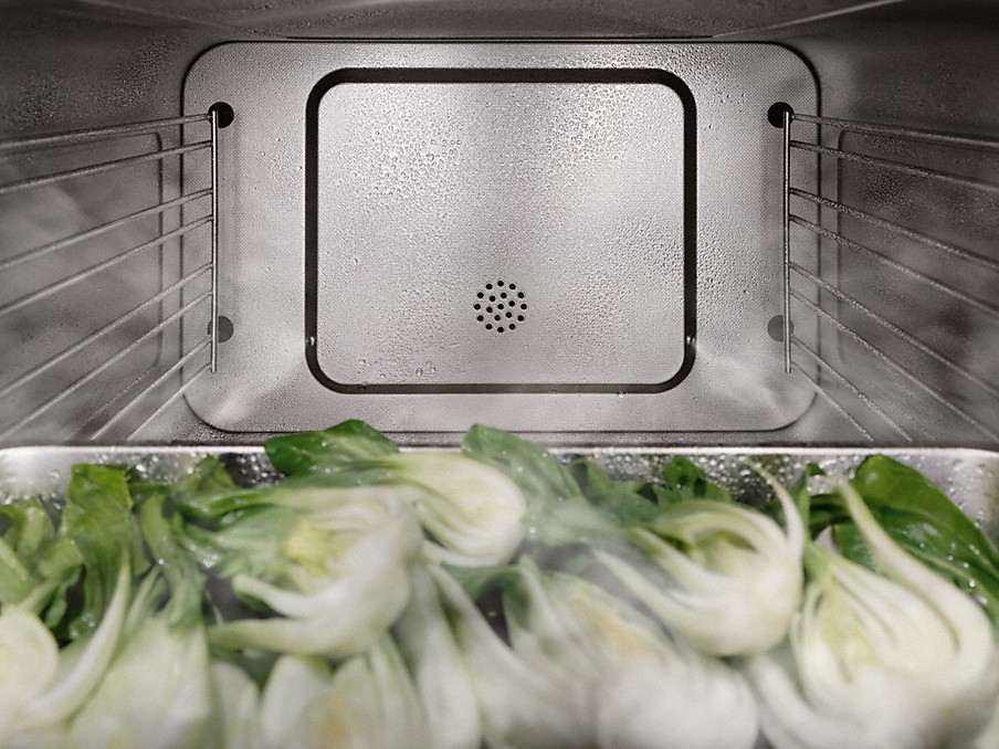Miele Dualsteam Pak Choi in einem Dampfgarbehälter in einem Miele Dampfbackofen mit DualSteam