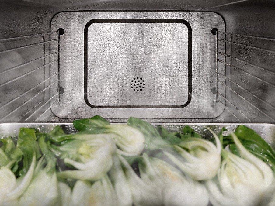 Pak Choi in einem Dampfgarbehälter in einem Miele Dampfbackofen mit DualSteam