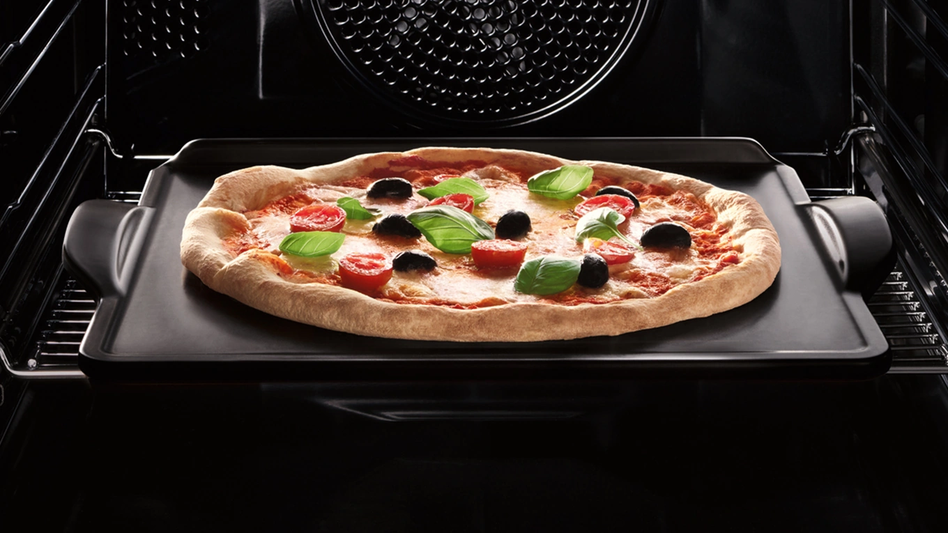 Pizza auf dem miele hbs 70 back- und pizzastein