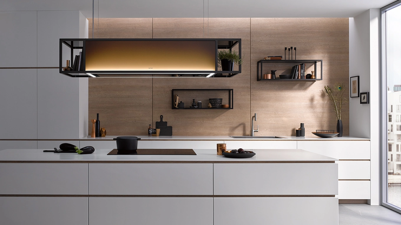 berbel Skyline frame Schwarze berbel Skyline frame Dunstabzugshaube mit goldenem Licht über einer Kücheninsel
