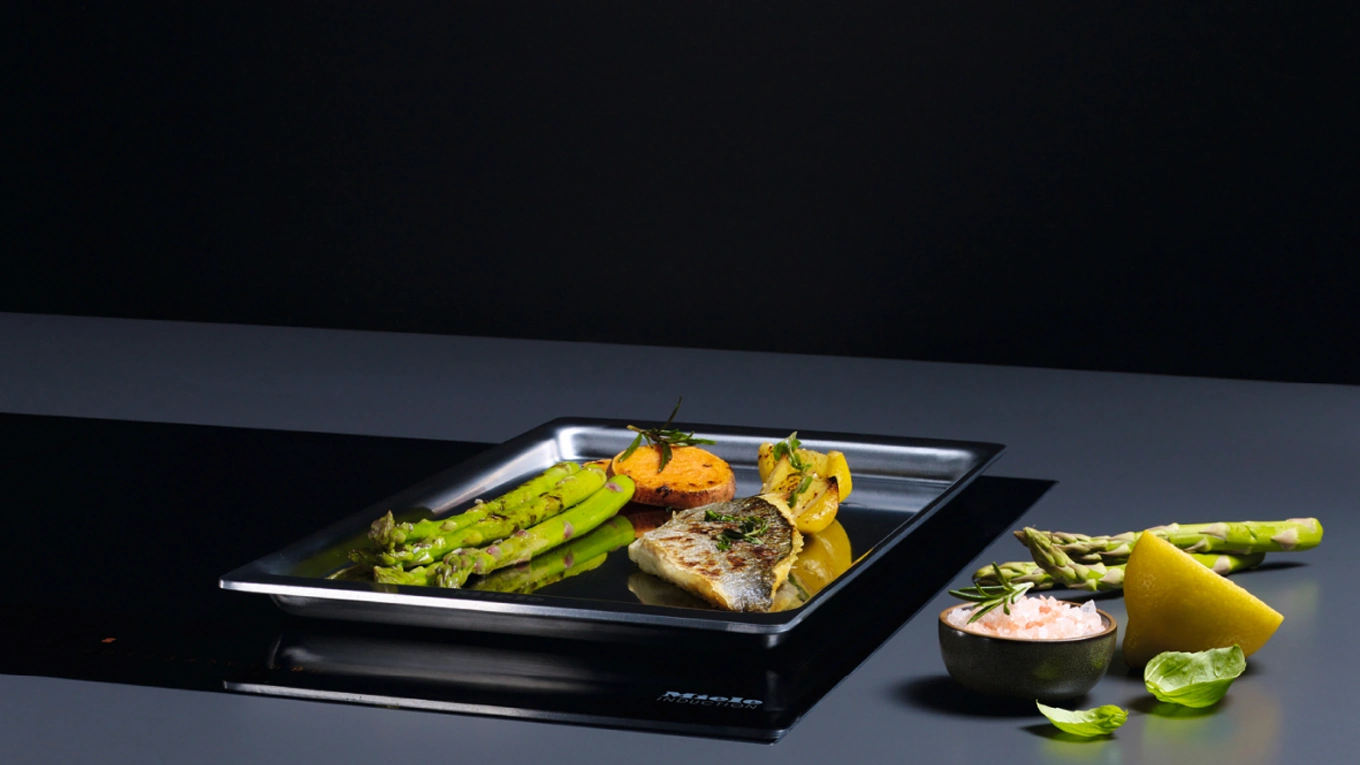 Miele KMTY Teppanyaki Grillplatte Gemüse auf einer Miele KMTY Teppanyaki Edelstahl Grillplatte für Induktion