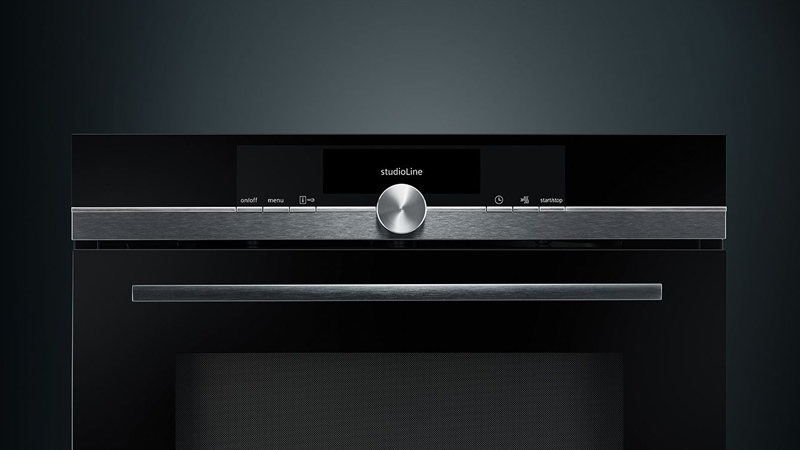 Siemens studioLine Ausstattung Detail von der bedienleiste in blacksteel beim siemens studioline backofen mit dunklem licht