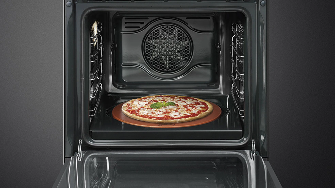 schamott-pizzastein im smeg backofen sf6390xpze