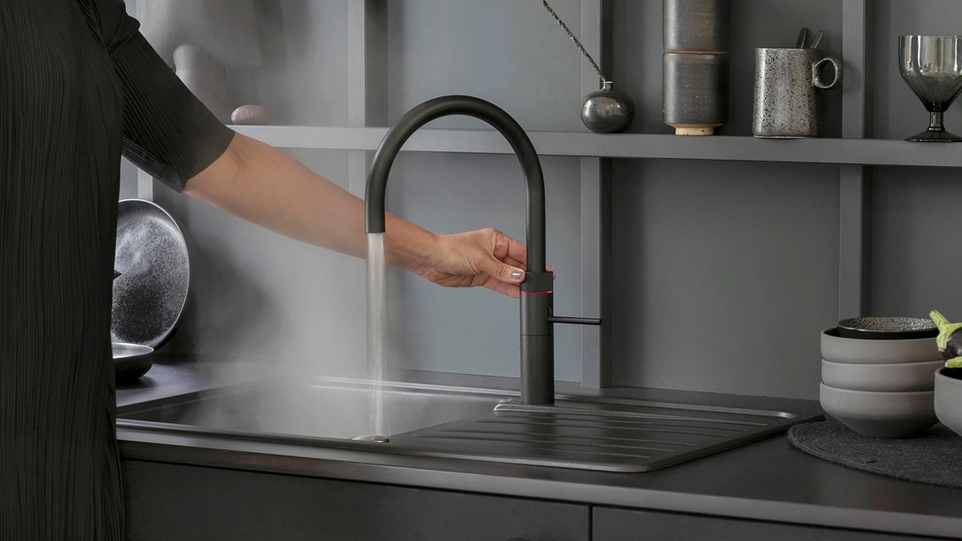 kochend wasserhahn von quooker in schwarz kochend wasserhahn von quooker in schwarz mit kochend wasser