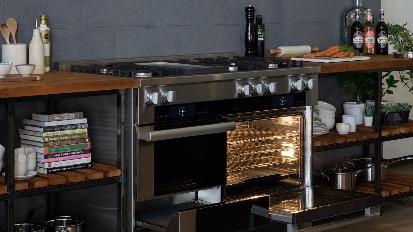miele range cooker miele range cooker mit einer geöffneten Backofentür und licht