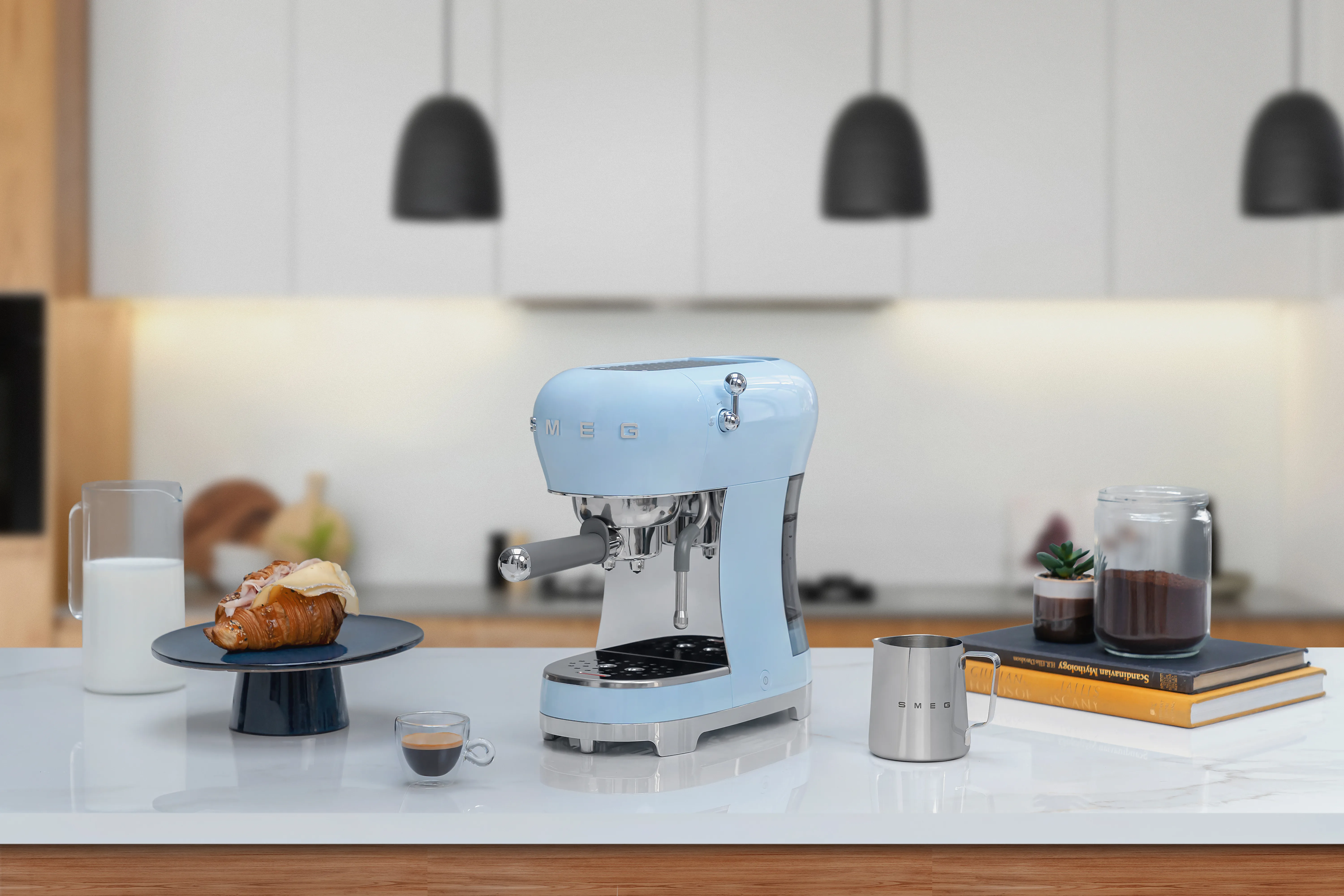 Smeg ECF02PBEU Espresso-Kaffeemaschine Pastellblau