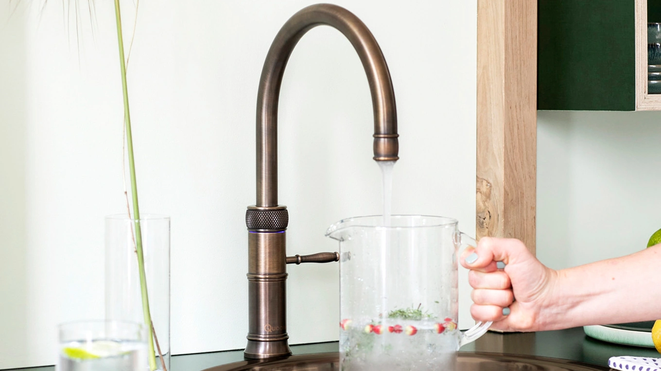 quooker messing patina quooker messing patina wasserhahn füllt glaskaraffe mit sprudelwasser