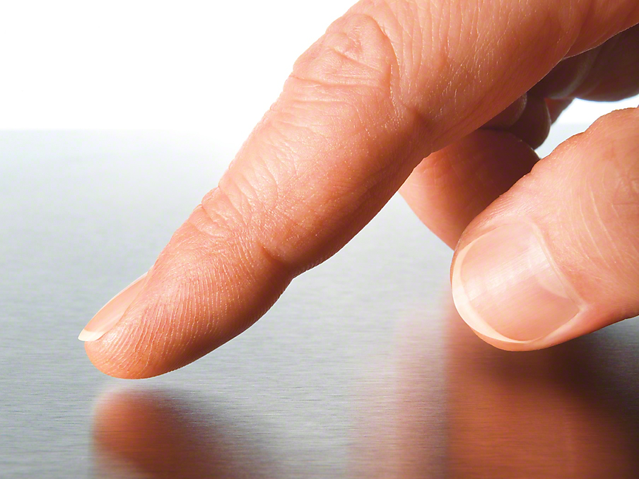 Miele Cleansteel finger beim auftippen einer miele cleansteel oberflaeche