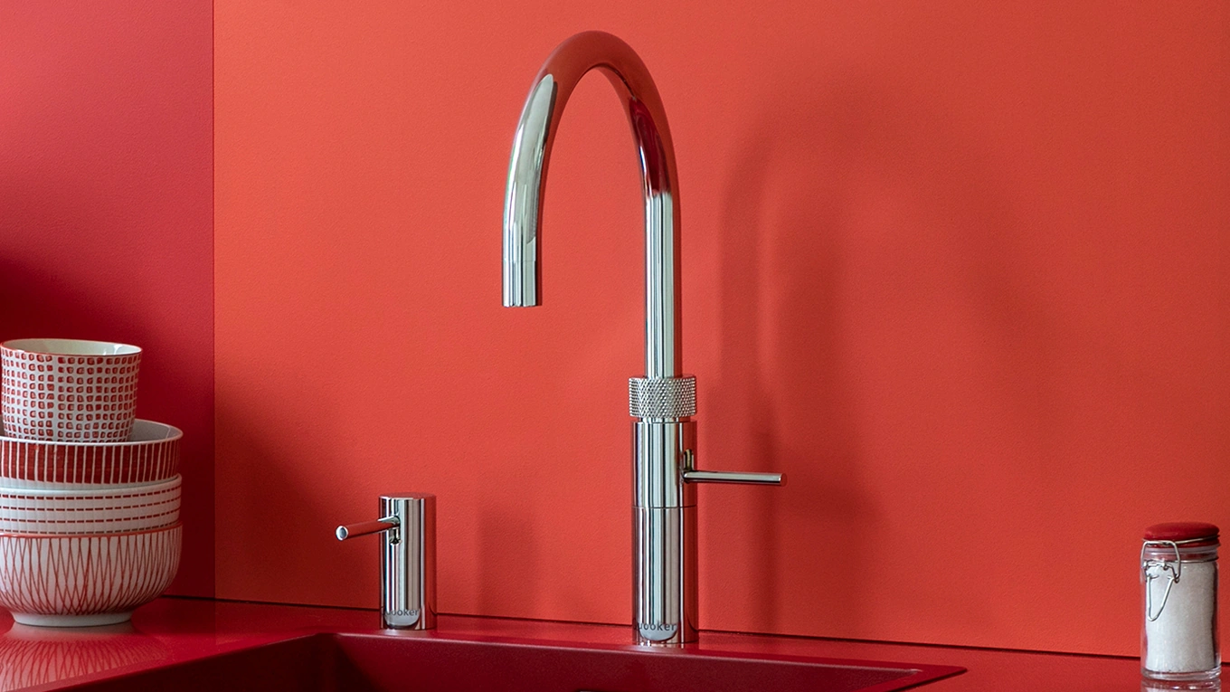 quooker verchromt glänzend quooker verchromt glänzend armatur in einer roten küche