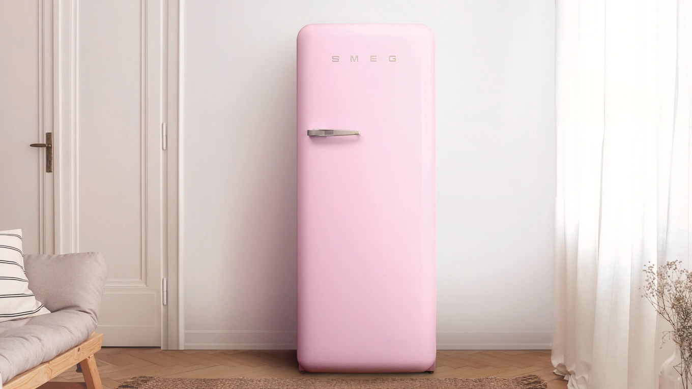 rosa smeg fab28 standkühlschrank in cadillac pink vor einer weißen wand