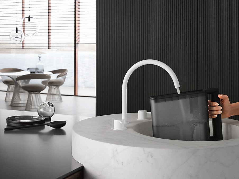 Miele Wassertank weiße armatur mit rundem marmor spülbecken in dem der große miele wassertank mit wasser aufgefüllt wird