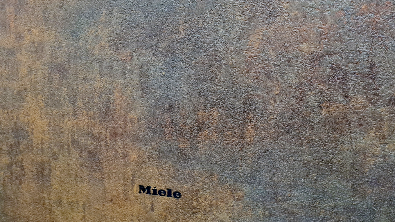 detailaufnahme der miele patina bronze optik oberfläche