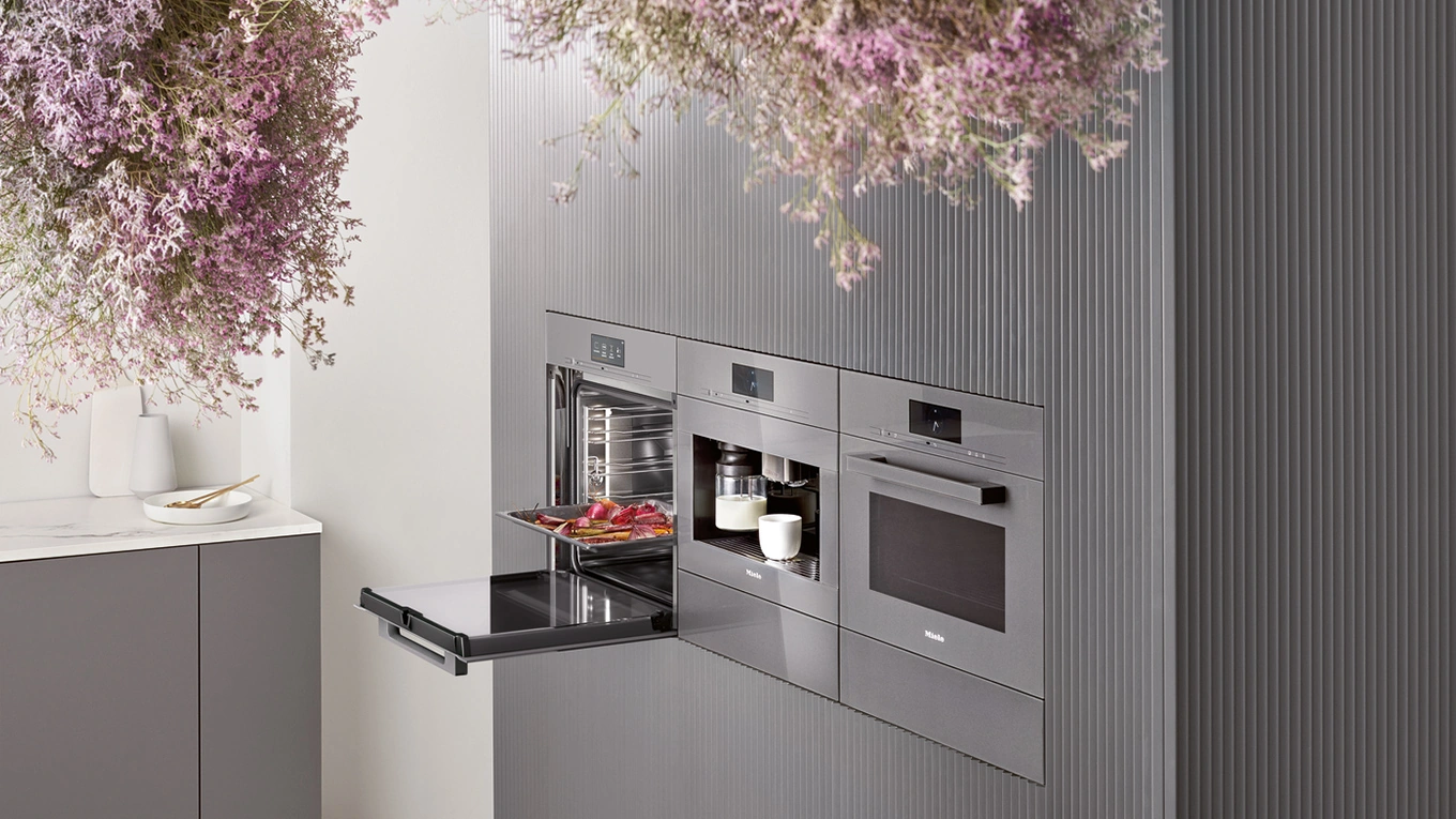 miele generation 7000 neuheiten 2021 miele generation 7000 einbaugeräte in silber nebeinander eingebaut und von der seite fotografiert