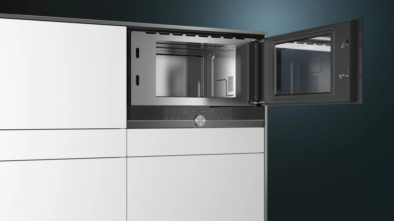 Siemens Einbau-Mikrowelle siemens einbau mikrowelle mit geöffneter tür in einem weißen küchenhochschrank
