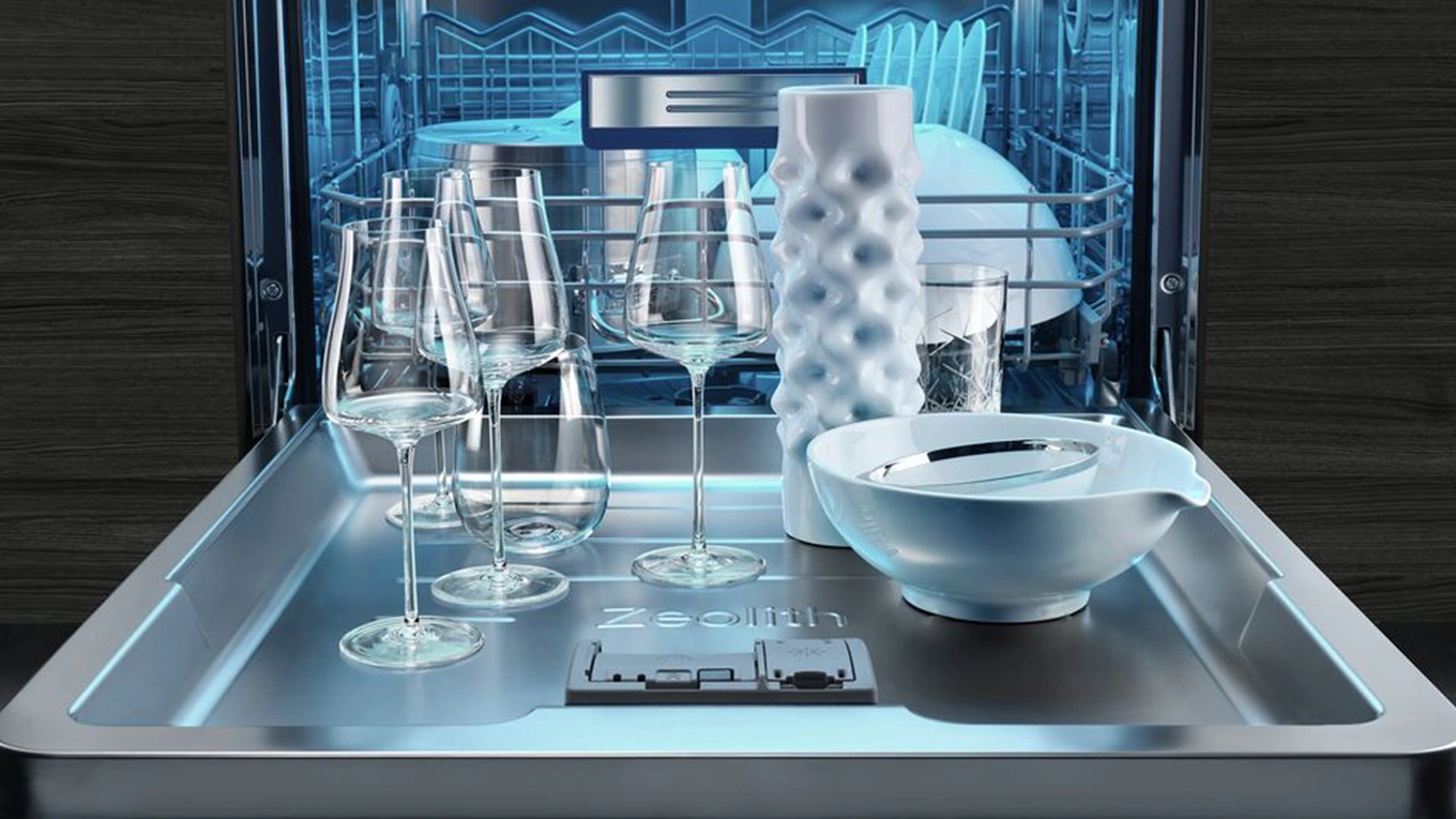 Siemens Zeolith Geschirrspüler Weingläser und Schale auf einer geöffneten Spülmaschinentür bei einem siemens geschirrspüler mit zeolith