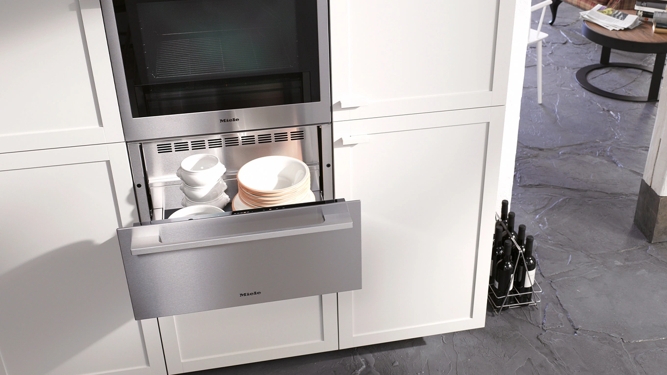 Miele Wärmeschublade in Silber mit Griff Miele Wärmeschublade in Silber mit Griff beim Vorwärmen von geschirr