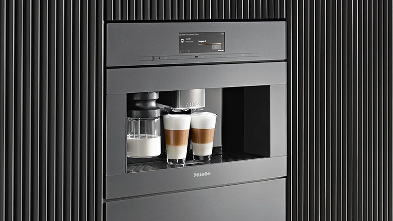 Zwei Latte Macchiato Gläser im Miele Einbau Kaffeevollautomat mit Milchaufschäumer