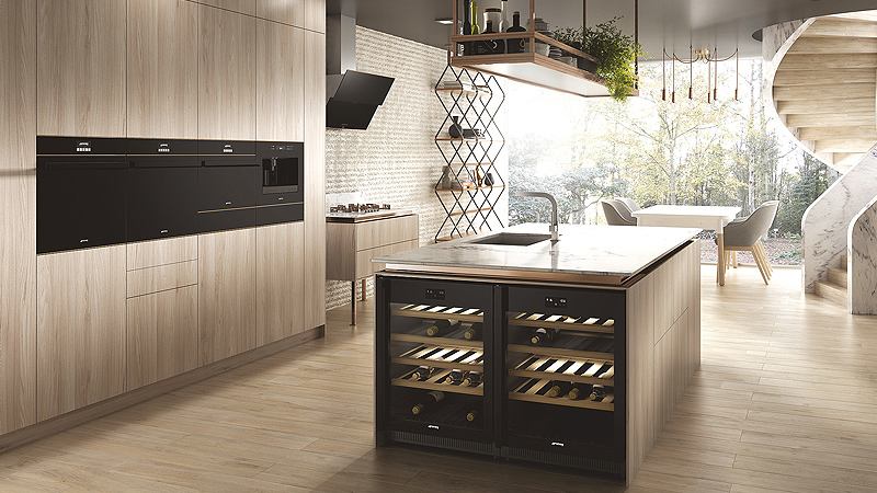 moderne offene wohnküche ohne griffe in holzoptik mit schwarzen einbaugeräten von smeg dolce stil novo