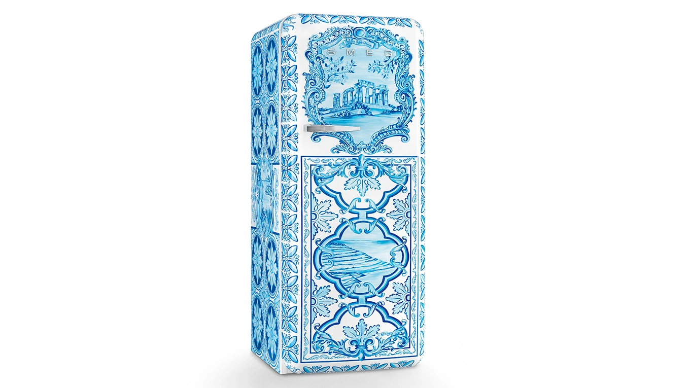 SMEG Dolce & Gabbana Majolika Kühlschrank FAB28 in Blau produktbild vom smeg dolce gabbana majolika fab 28 retro kühlschrank in blau weiß