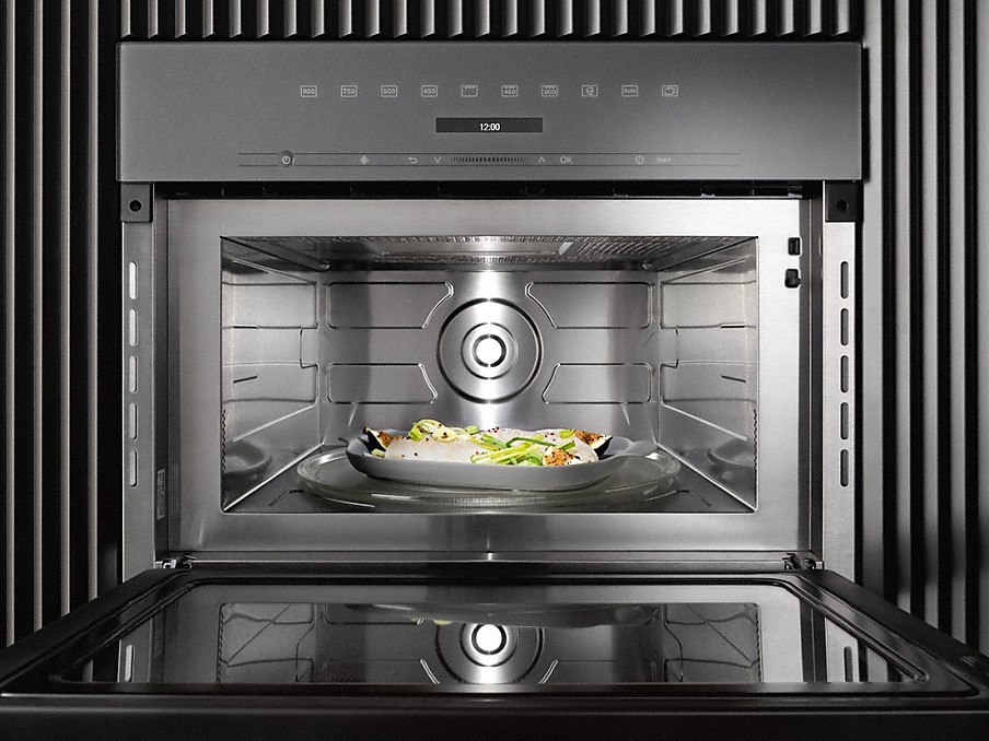 Miele XL-Garraum teller mit lebensmitteln in einem miele backofen mit xl garraum