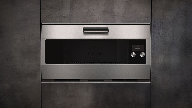 Breiter 90 cm Gaggenau Backofen EB333 in einer dunklen metallic kuechenfront