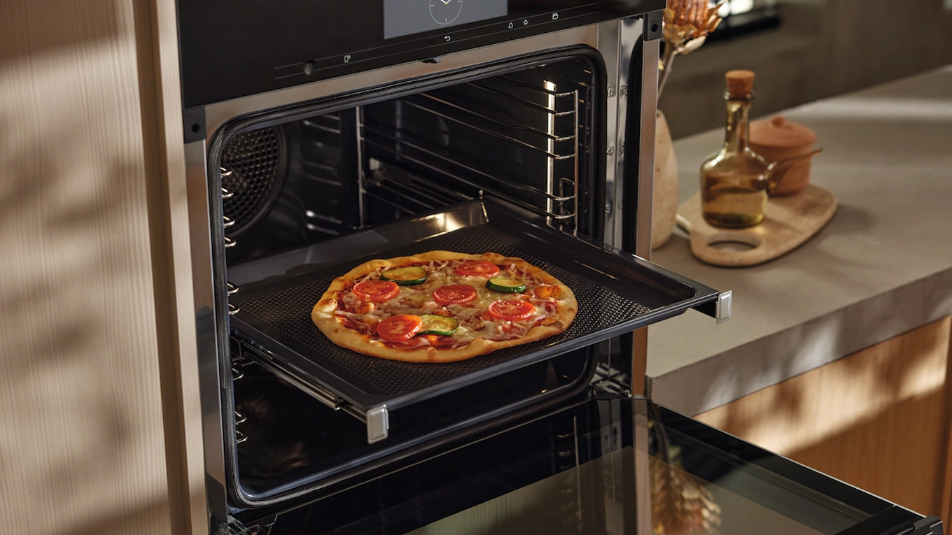 miele backofen pizza auf einem airfry backblech im miele airfry backofen