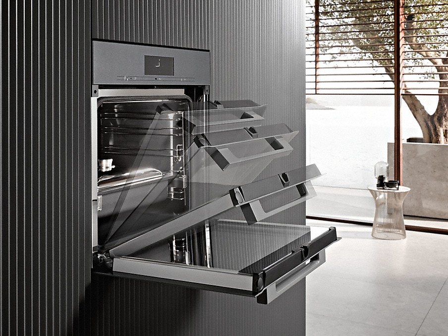 Miele Softopfen & Softclose Miele Backofen mit Softopen & Softclose bei dem die backofentür in verschiedenen positionen dargestellt ist
