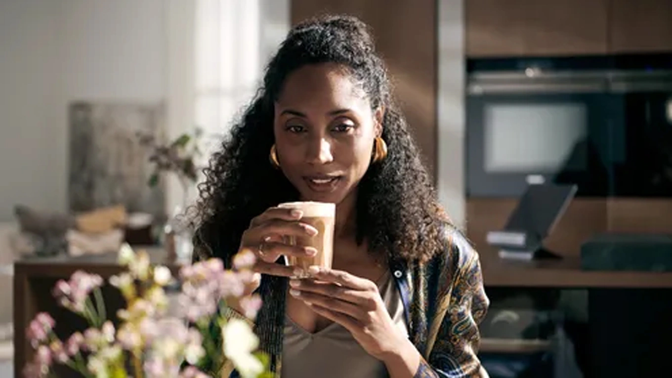 Siemens studioLine Kaffeevollautomat frau trinkt einen kaffee in einer siemens küche