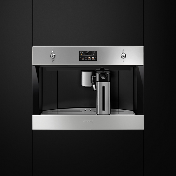 smeg einbau kaffeevollautomat mit milchkanne aus edelstahl in einer matt schwarzen küchenfront