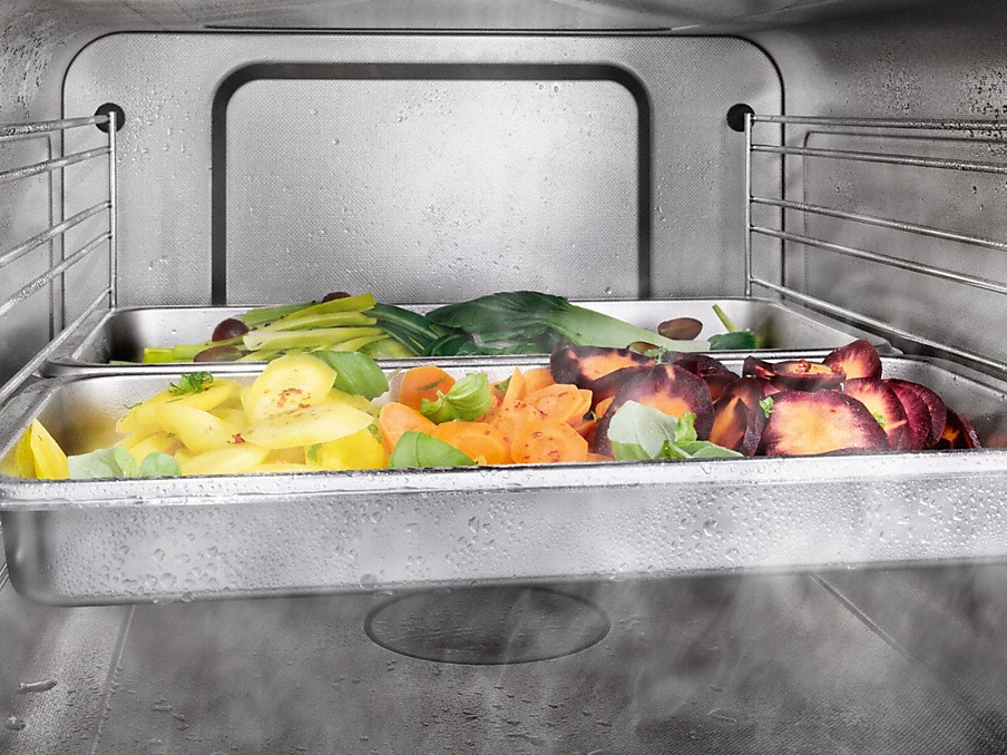 Miele externe Dampferzeugung Dampfgegartes Gemuese in einem Miele Dampfgarer mit externer Dampferzeugung