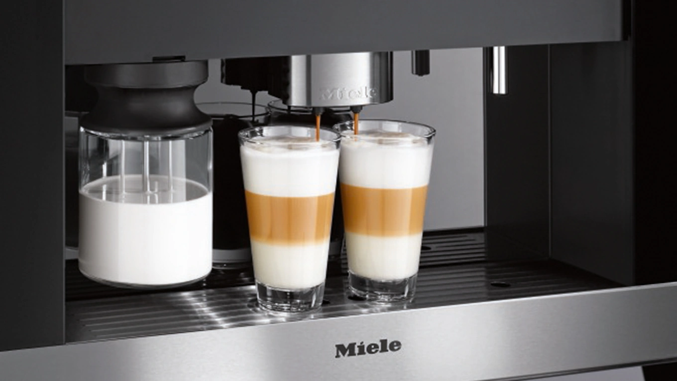 miele einbau kaffeevollautomat im detail beim kaffeebrühen mit one touch double cup in zwei latte macchiato gläser