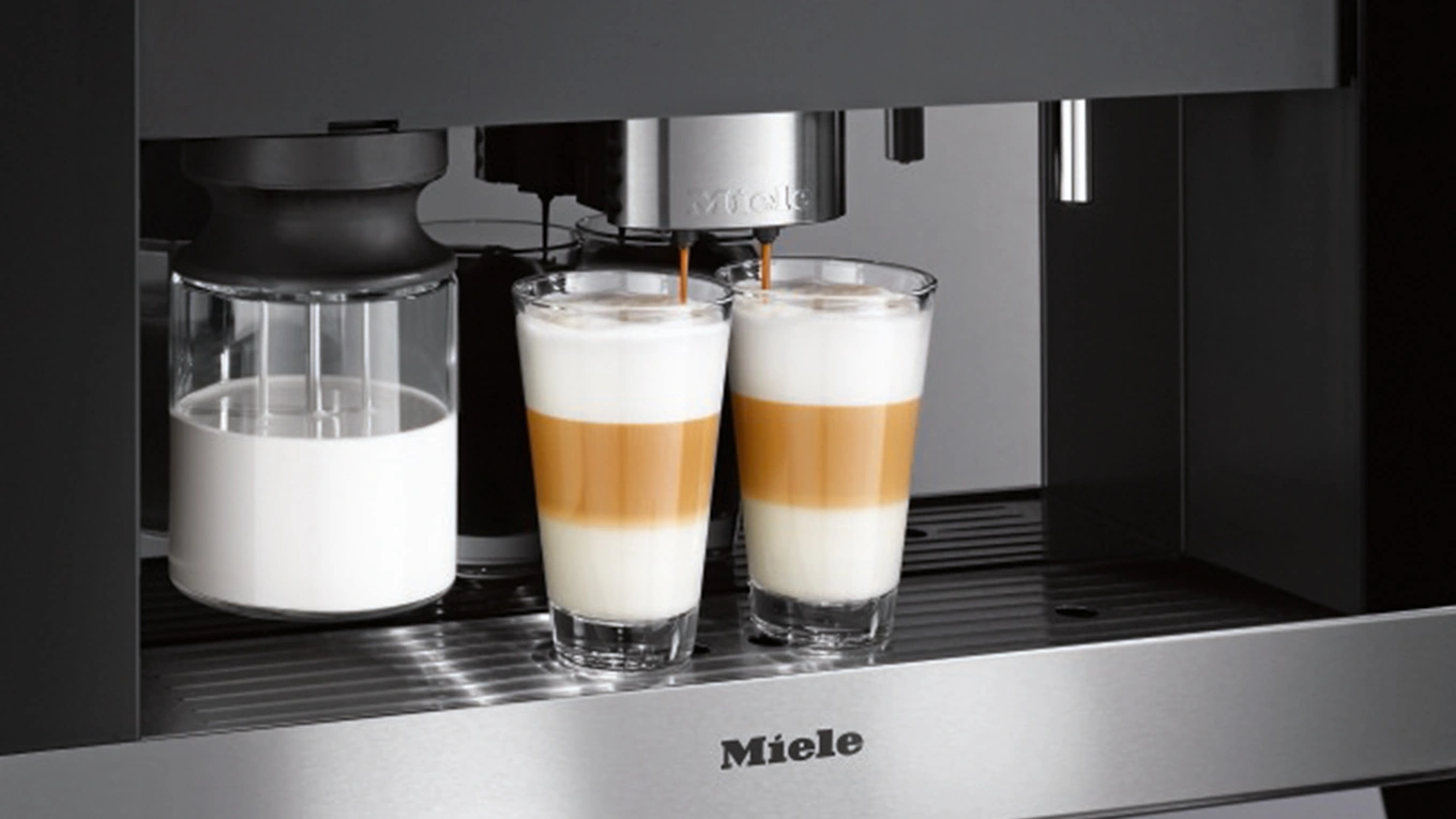 miele einbau kaffeevollautomat miele einbau kaffeevollautomat im detail beim kaffeebrühen mit one touch double cup in zwei latte macchiato gläser