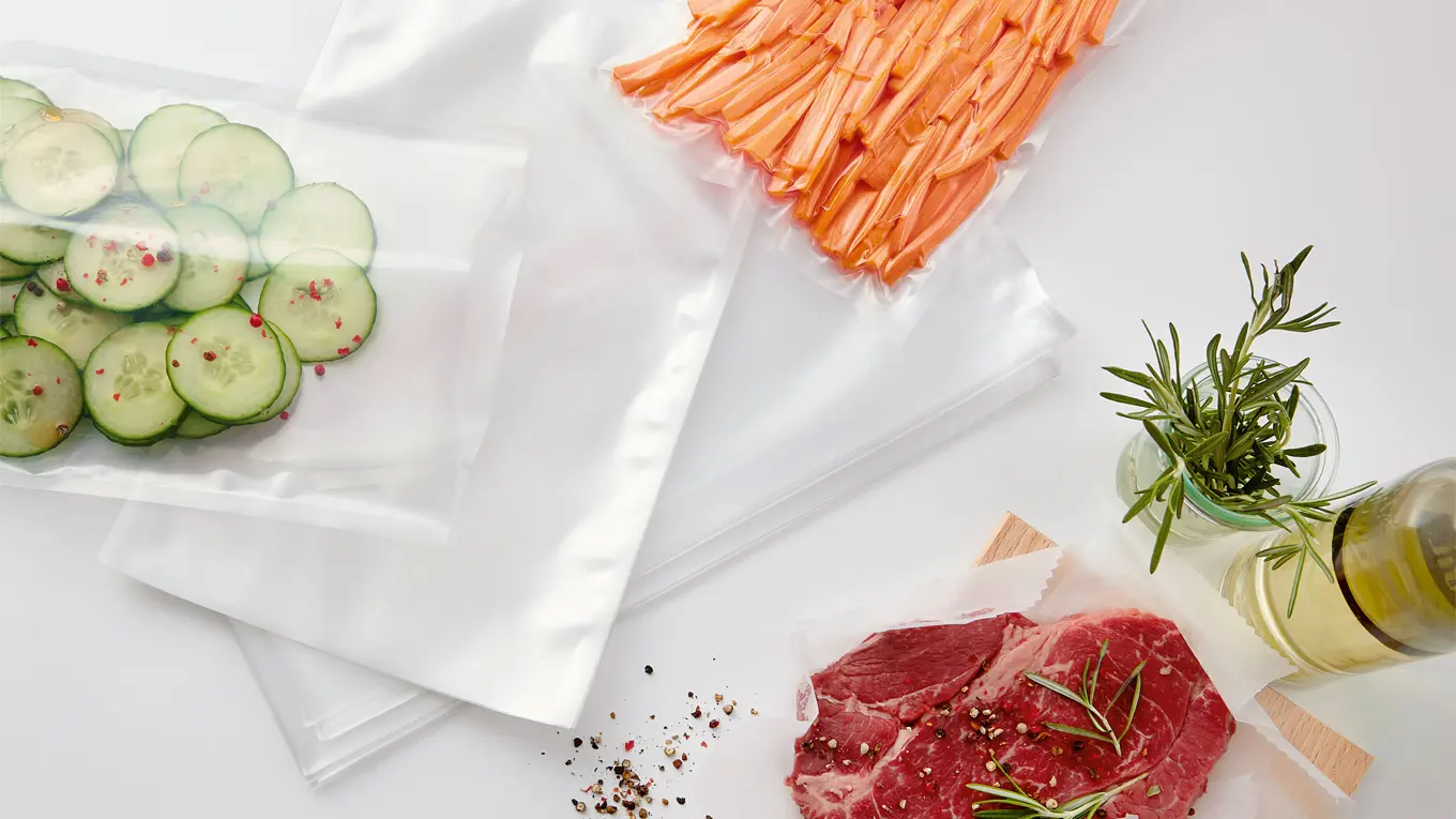 beutel zum vakuumieren von lebensmitteln wie gurke oder fleisch