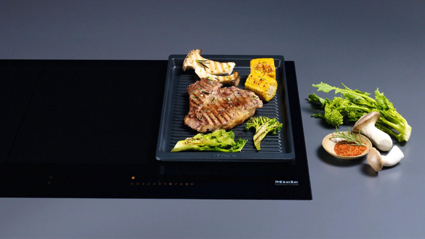 Miele GGRP Grillplatte Miele GGRP Grillplatte mit Fleisch und Gemüse auf einem Miele Induktionskochfeld