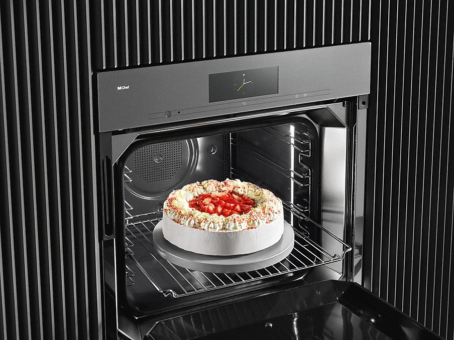 Miele schonendes Auftauen runde torte mit erdbeeren in der mitte auf einem backrost in einem miele backofen mit auftaufunktion