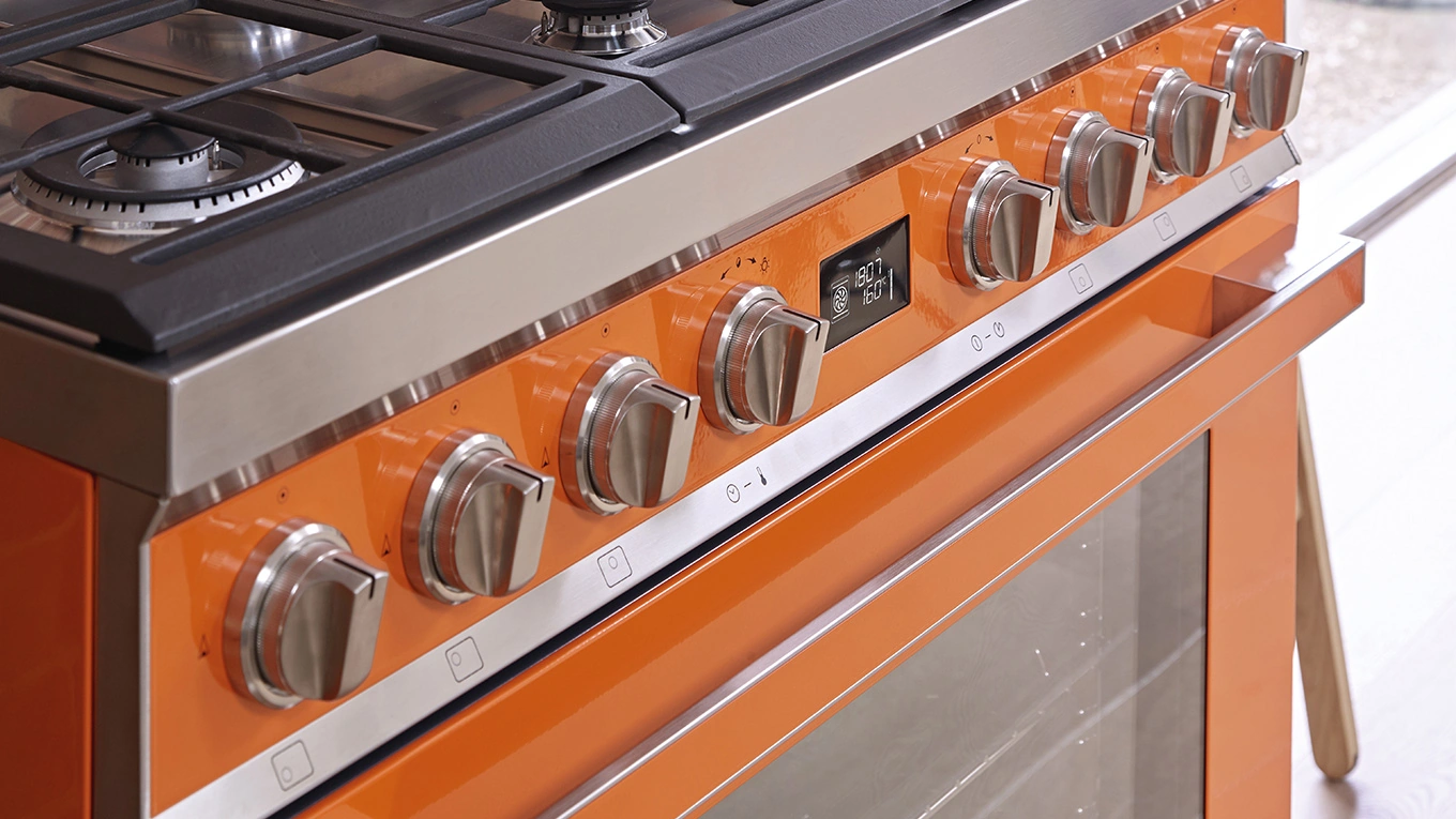 Detail von einem SMEG Gas-Standherd in der Farbe Orange