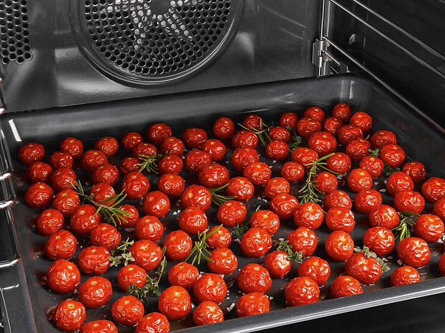 MIele Spezialanwendungen im Backofen viele kleine gebackene tomaten auf einem backblech im miele backofen