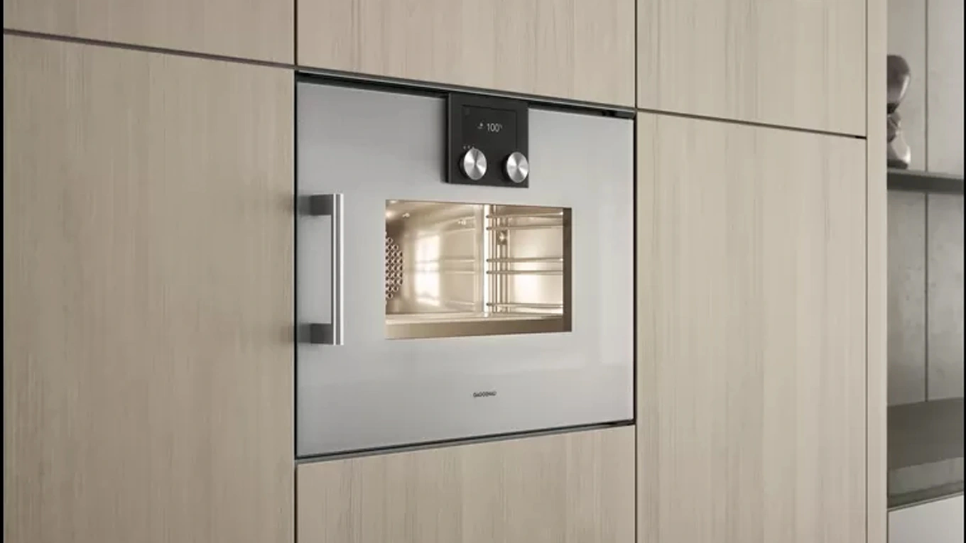 Silberner Dampfbackofen mit Griff aus der Gaggenau Serie 200 im Einbau-Beispiel einer Küche